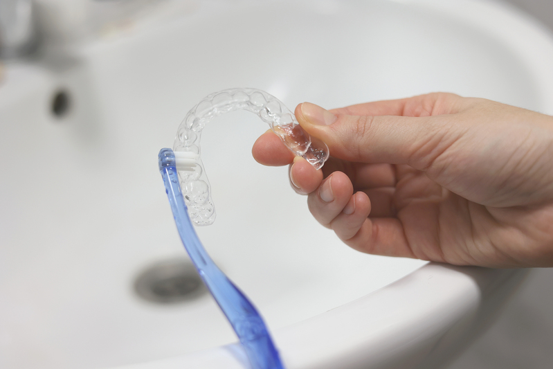 ¿Cómo se limpian los alineadores Invisalign correctamente?